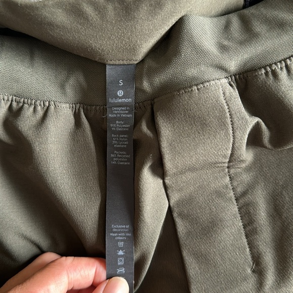 Lululemon HEMMED In Mind Pant Size Small - Picture 5 of 5